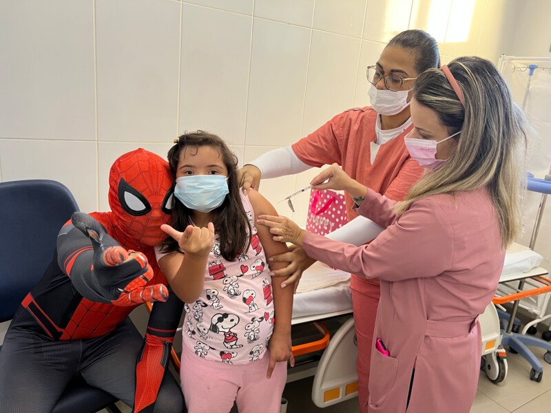 vacinacao-contra-influenza-no-hecad-tem-baloes-pirulitos-e-presenca-do-homem-aranha