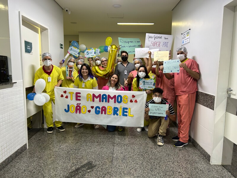 hecad-homenageia-crianca-em-alta-apos-um-ano-de-internacao
