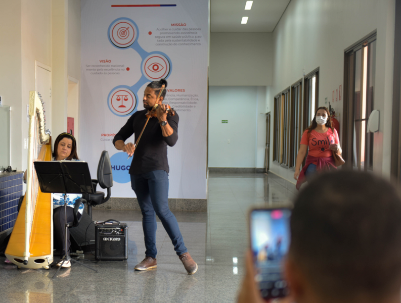 apresentacao-artistica-celebra-dia-dos-pais-no-hugol-e-reforca-bem-estar-no-ambiente-hospitalar