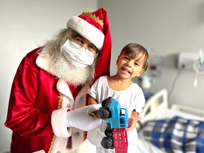 papai-noel-entrega-brinquedos-para-criancas-hospitalizadas-no-hecad