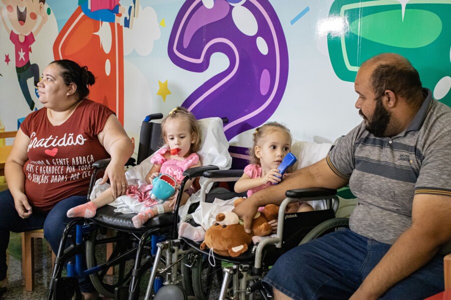 valentina-e-heloa-1-ano-apos-cirurgia-gemeas-participam-de-solenidade-no-hecad