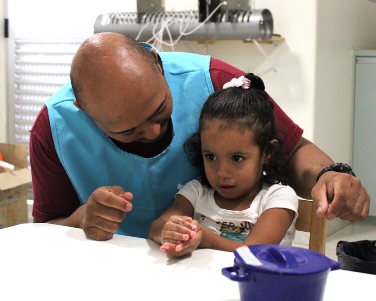 criancas-da-clinica-teia-se-divertem-na-acao-de-pascoa-oficina-do-brigadeiro