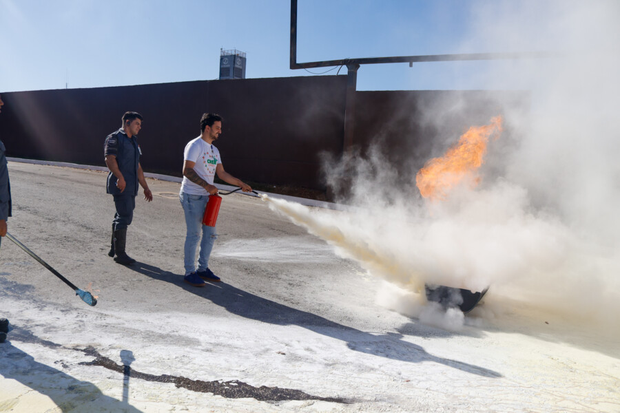 crer-realiza-treinamento-pratico-de-combate-a-incendio-com-equipe-de-brigadistas-da-unidade