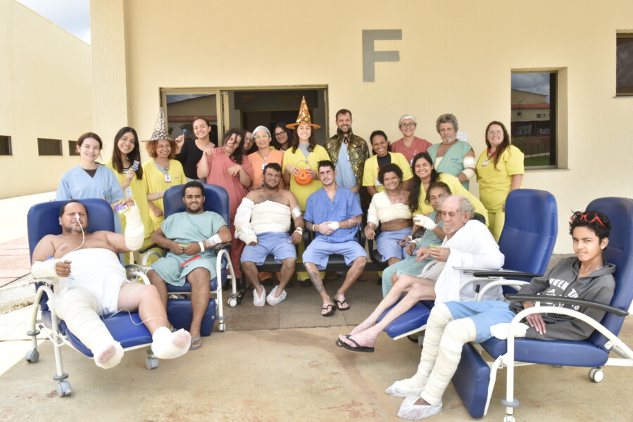 hugol-realiza-acao-de-halloween-na-area-de-queimados-da-unidade