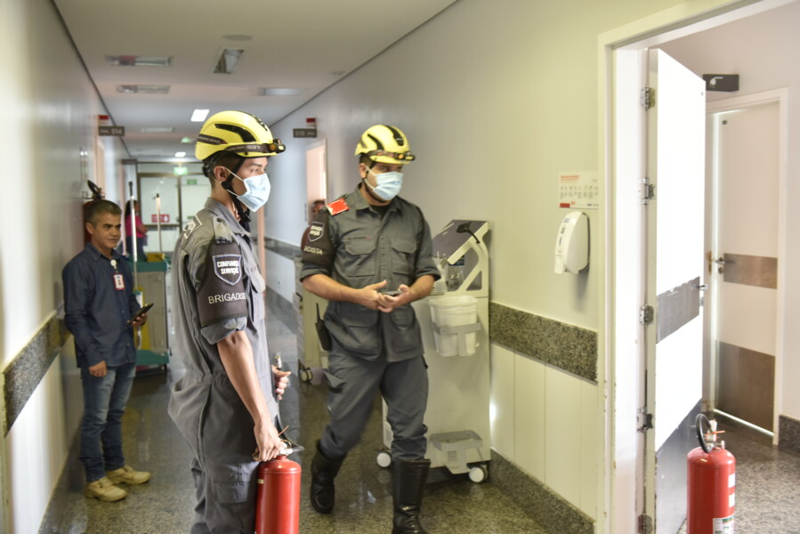 hugol-realiza-treinamento-da-brigada-de-incendio-por-meio-de-uma-simulacao-de-abandono-de-area
