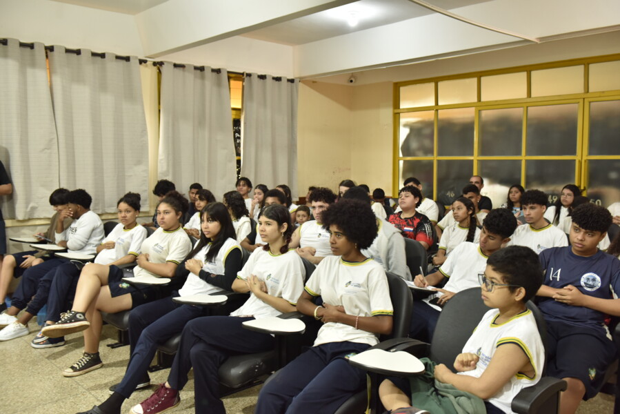 hugol-nas-escolas-atendeu-mais-de-mil-alunos-em-2024