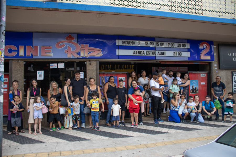 cinema-azul-rede-teia-em-parceria-com-o-sesc-go-proporciona-experiencia-cinematografica-inclusiva-para-as-criancas-atendidas-em-suas-unidades