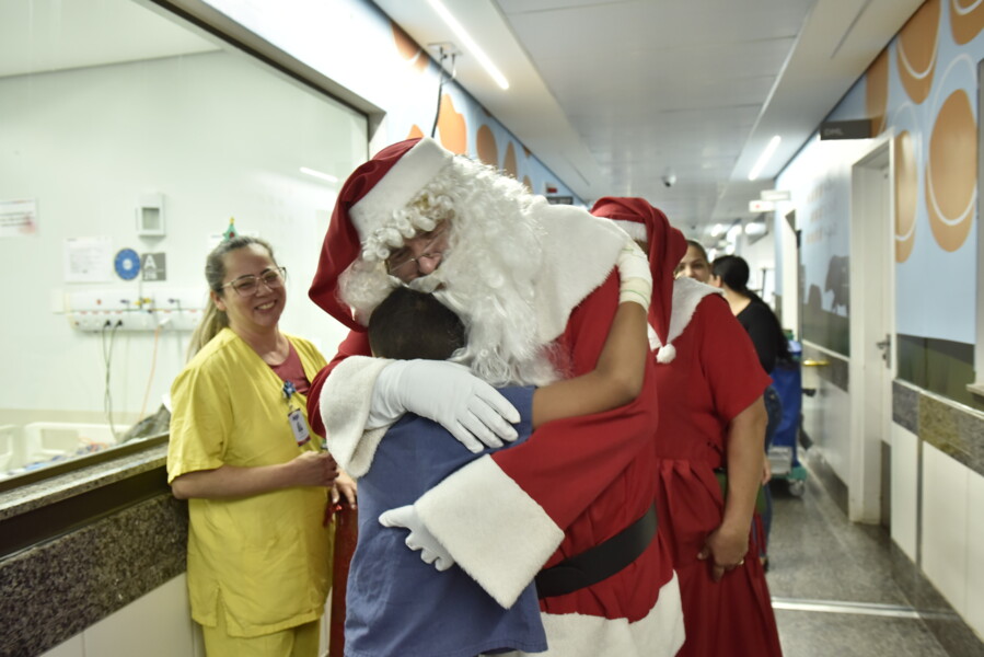 papai-e-mamae-noel-visitam-pacientes-internados-no-hugol