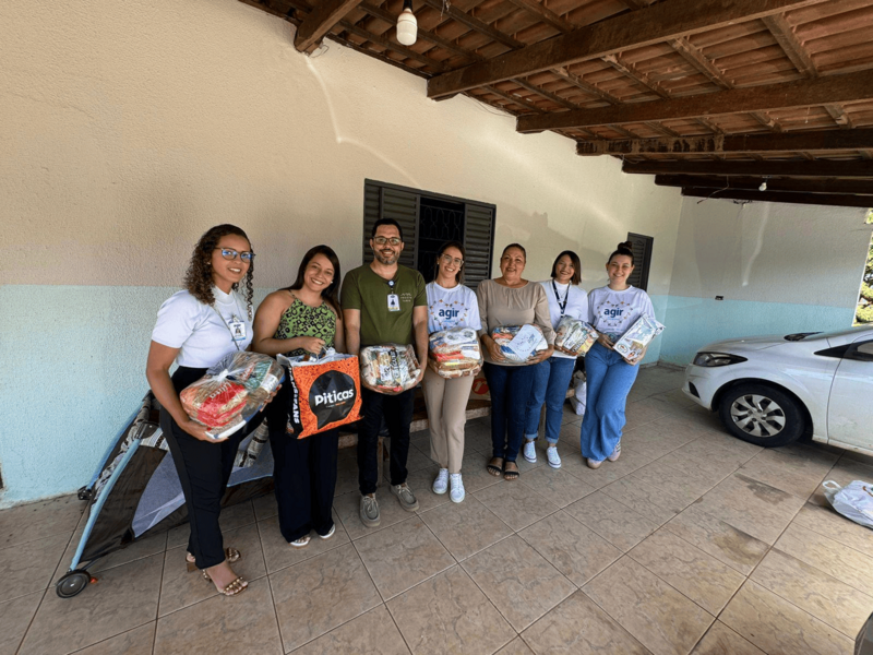 colaboradores-realizam-a-entrega-de-doacoes-do-programa-agir-solidario-em-trindade