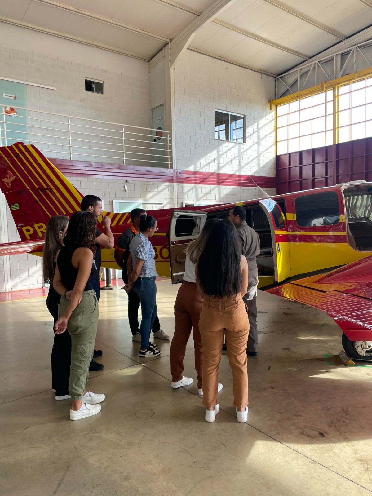 residentes-de-enfermagem-do-hugol-visitam-base-aerea-do-cbmgo