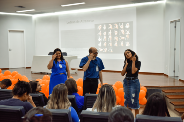 colaboradores-participam-de-palestra-sobre-libras-no-hugol