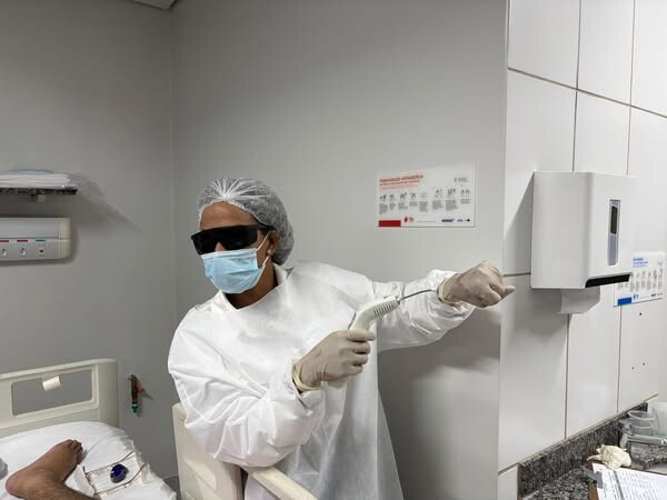 laserterapia-no-cuidado-com-feridas-capacitacao-leva-inovacao-a-pratica-da-enfermagem-no-hugol