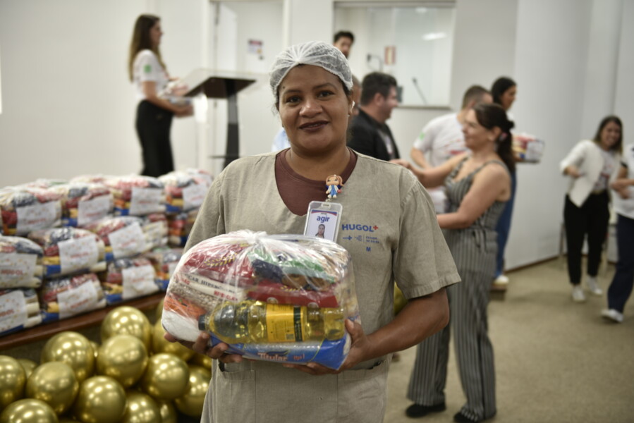 projeto-hugol-solidario-realiza-entrega-de-mais-de-300-cestas-a-colaboradores