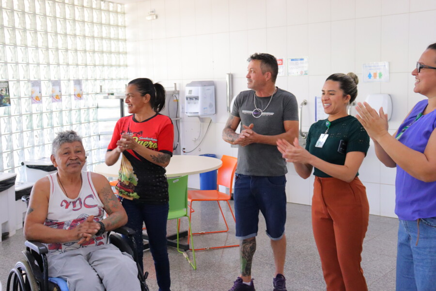 hds-celebra-aniversario-de-paciente-morador-com-festa-surpresa