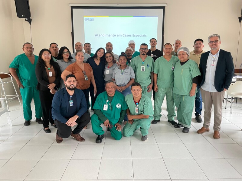 equipe-de-acolhimento-do-chs-em-manaus-faz-treinamento-com-representante-do-hugol