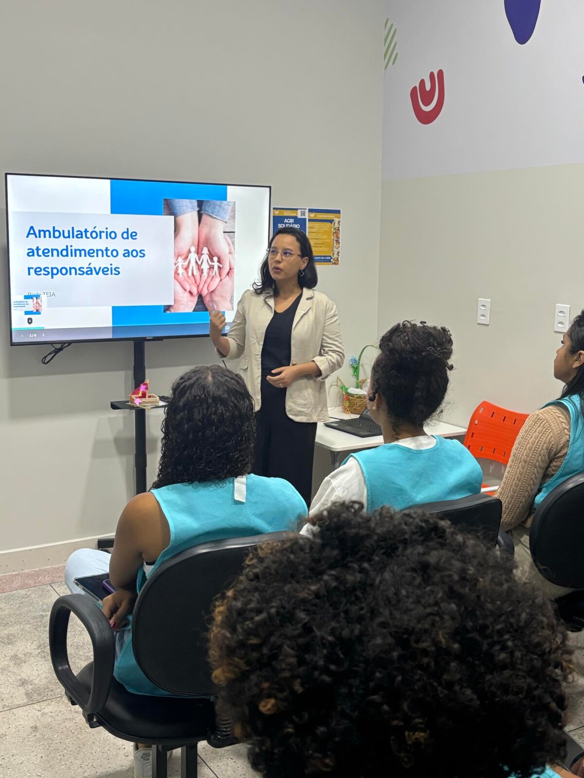 rede-teia-agir-reforca-o-suporte-as-familias-atendidas-com-a-apresentacao-do-ambulatorio-de-atendimento-aos-responsaveis-as-suas-equipes