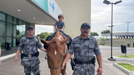 hecad-recebe-visita-da-cavalaria-da-pmgo-e-reforca-acoes-de-humanizacao-no-atendimento