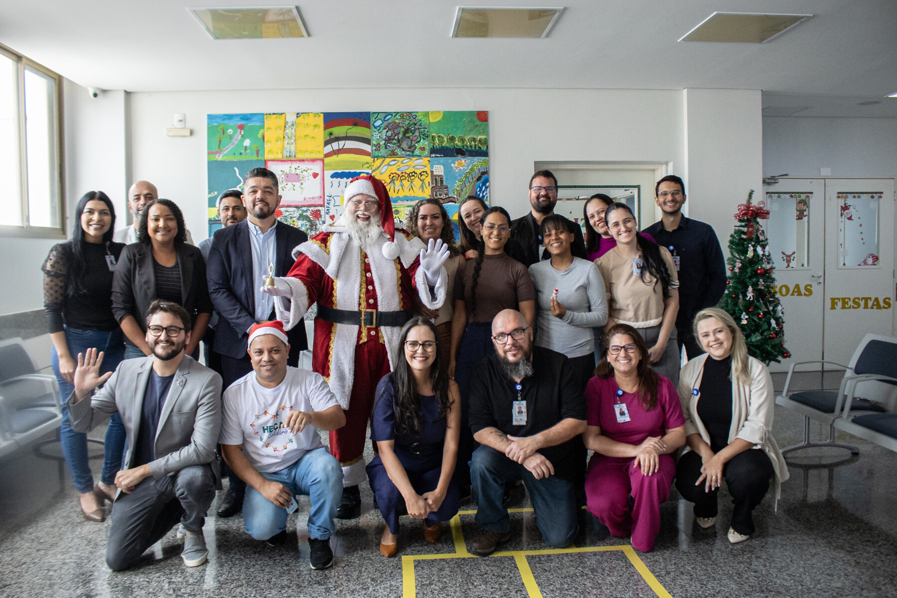 chegada-do-papai-noel-ao-hecad-com-muita-alegria-e-entrega-de-presentes