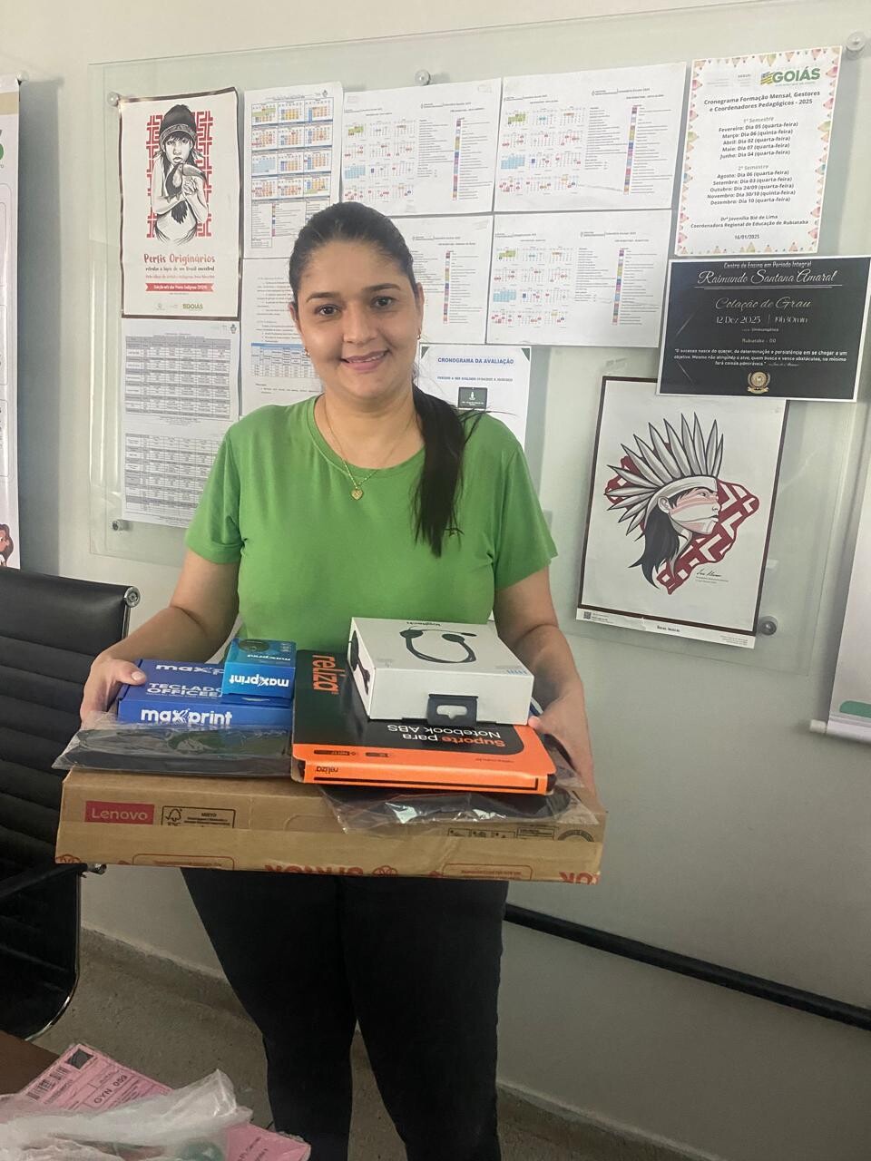 agir-entrega-notebooks-e-perifericos-a-equipe-do-programa-ouvir-e-acolher