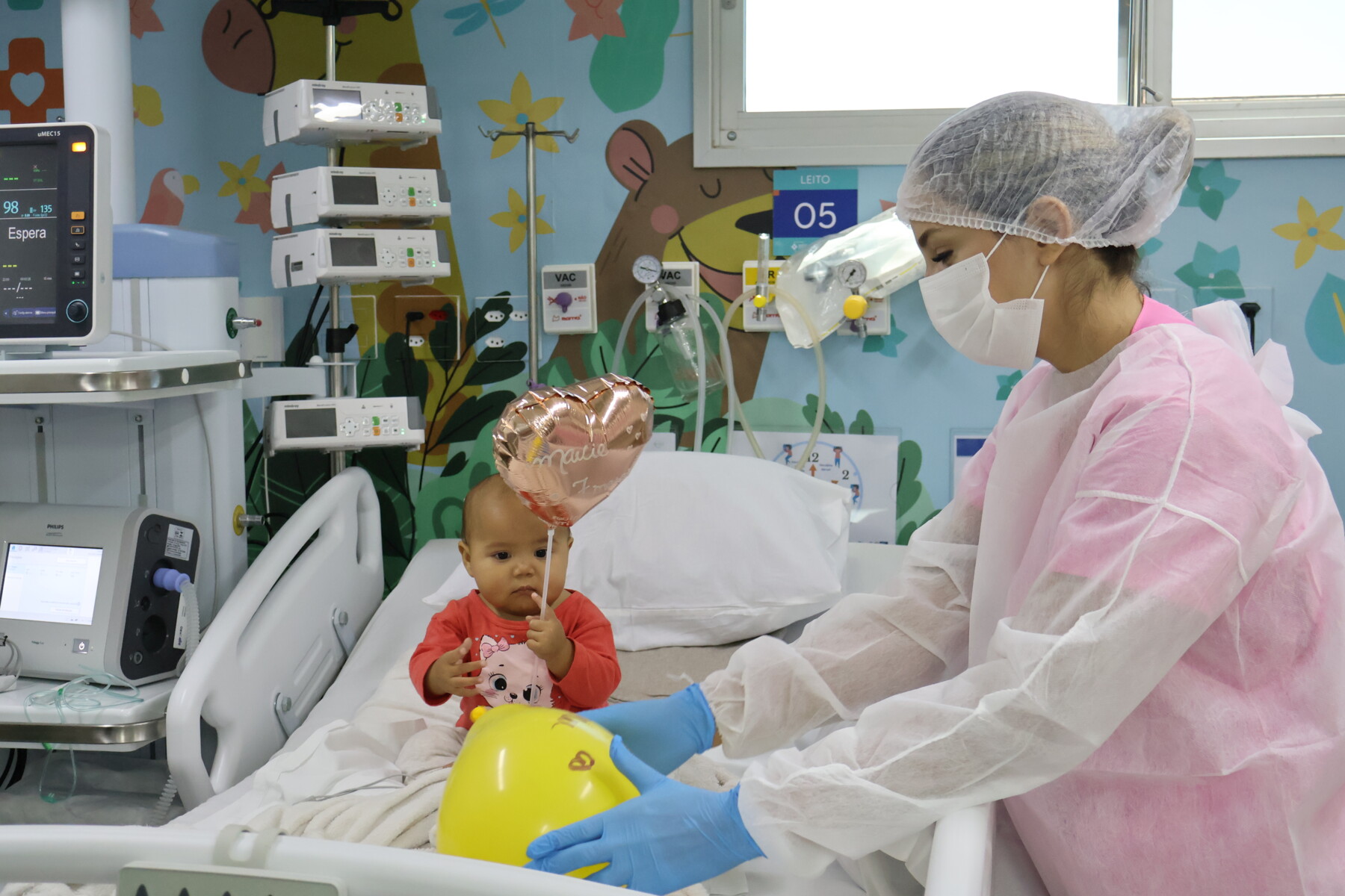 equipe-da-uti-pediatrica-do-hrd-comemora-mesversario-de-paciente-internada