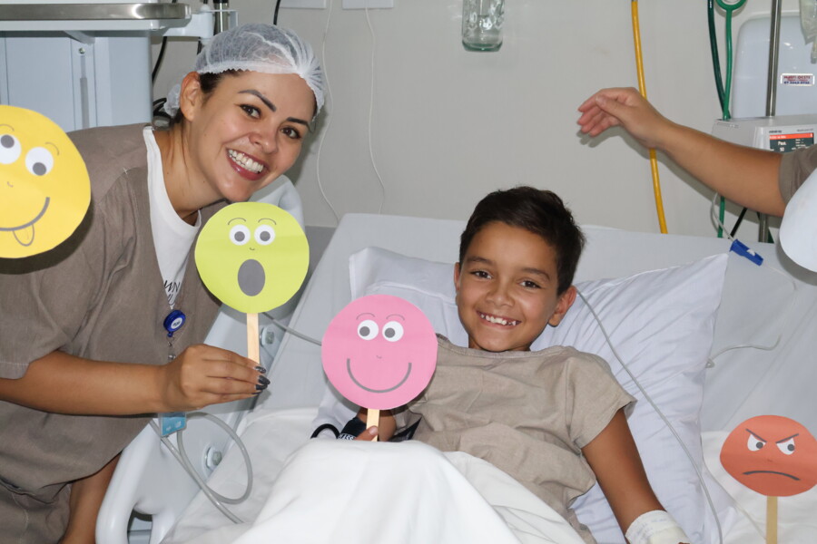 equipe-multiprofissional-do-hrd-desenvolve-acao-carinhas-das-emocoes-na-uti-pediatrica