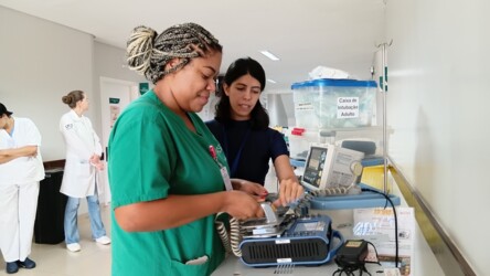 hospital-estadual-de-jatai-capacita-equipes-para-uso-de-cardioversor-em-emergencias-cardiacas