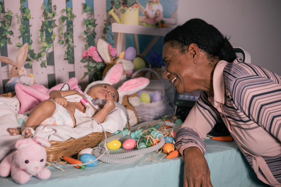 hecad-realiza-ensaio-fotografico-de-pascoa-com-pacientes-da-uti