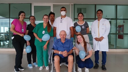 paciente-recebe-alta-apos-54-dias-internado-no-hospital-estadual-de-jatai-e-equipe-organiza-corredor-de-palmas