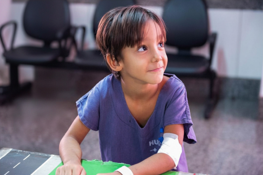 criancas-da-pediatria-do-hugol-participam-de-acao-educativa-do-detranzinho-durante-o-maio-amarelo