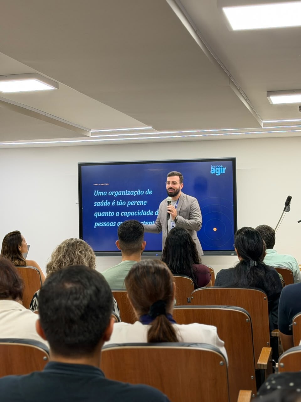 ensino-agir-aborda-comunicacao-e-cuidado-seguro-em-palestra-na-1-semana-de-qualidade-e-seguranca-do-paciente-do-hospital-araujo-jorge