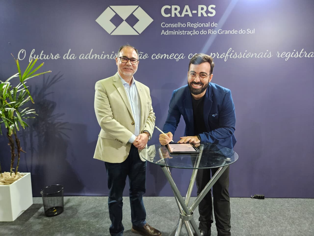 ensino-agir-e-cra-rs-firmam-convenio-durante-o-health-meeting-2026