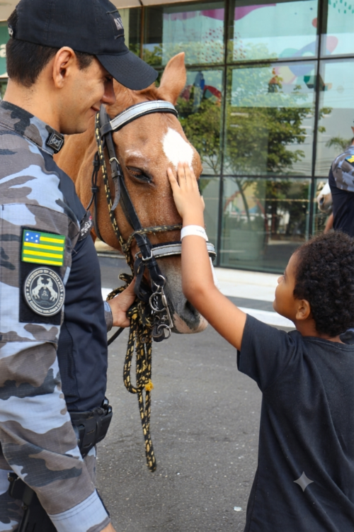 hecad-recebe-cavalaria-da-pmgo-em-acao-pelo-mes-das-criancas