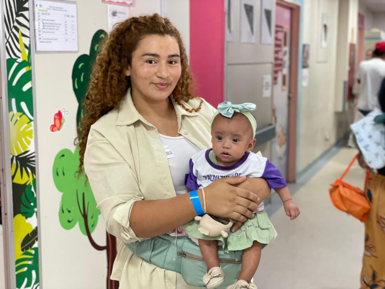 Eliene dos Santos Nóbrega, mãe da Estela, fez questão de levar a filha. Foto: Guilherme Fragas/CHS