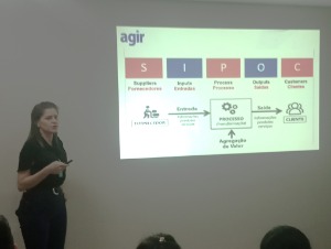Imagem contendo a palestrante explicando sobre o SIPOC