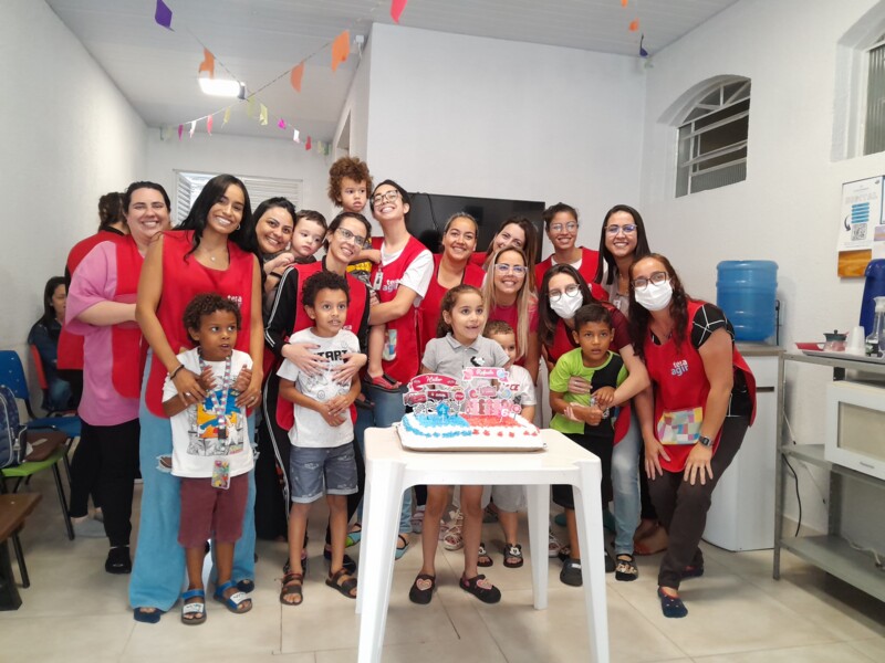 pacientes-da-clinica-teia-comemoram-aniversario-com-colegas-e-colaboradores